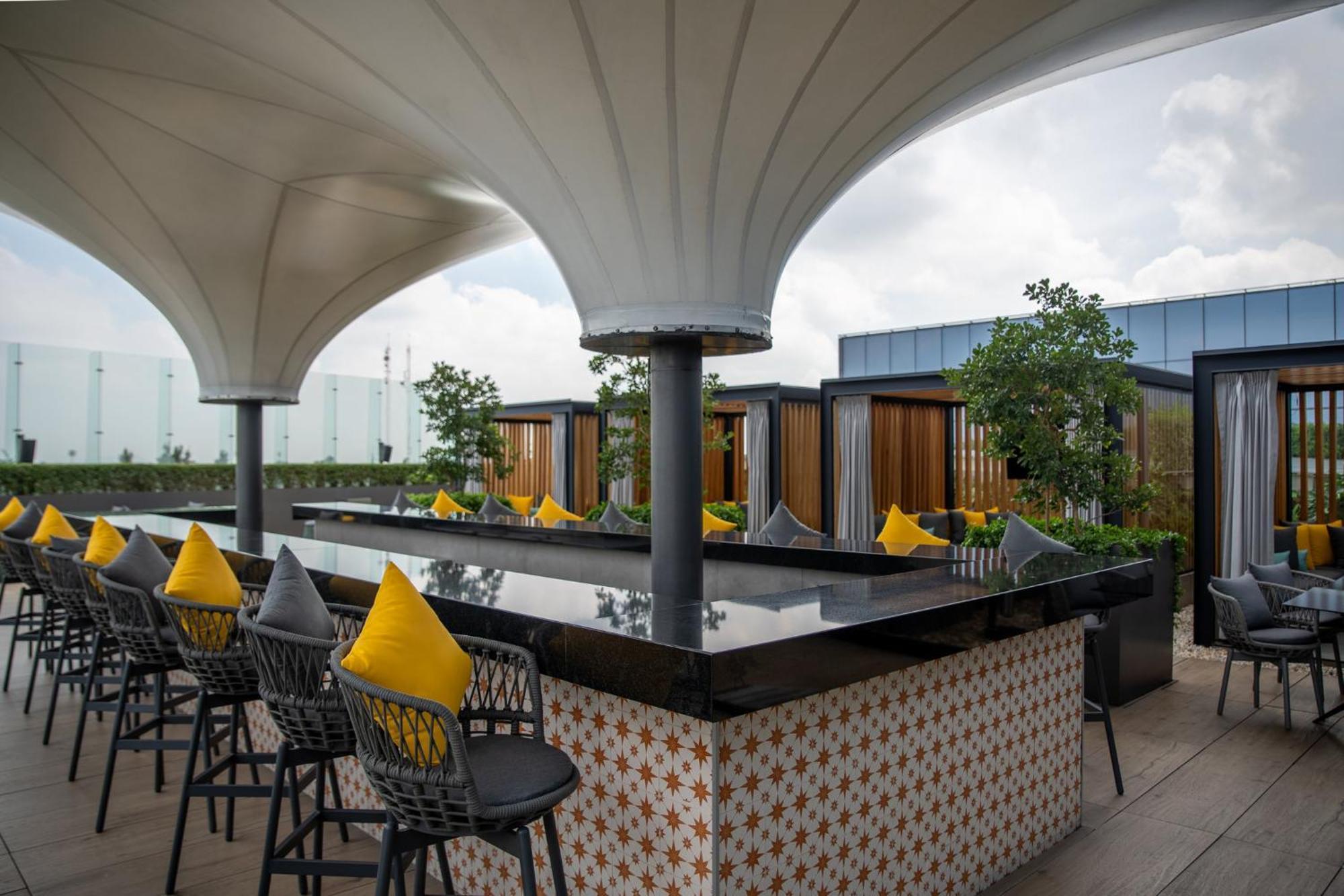 Fiesta Americana Viaducto Aeropuerto Mexico-stad Buitenkant foto The bar at the rooftop
