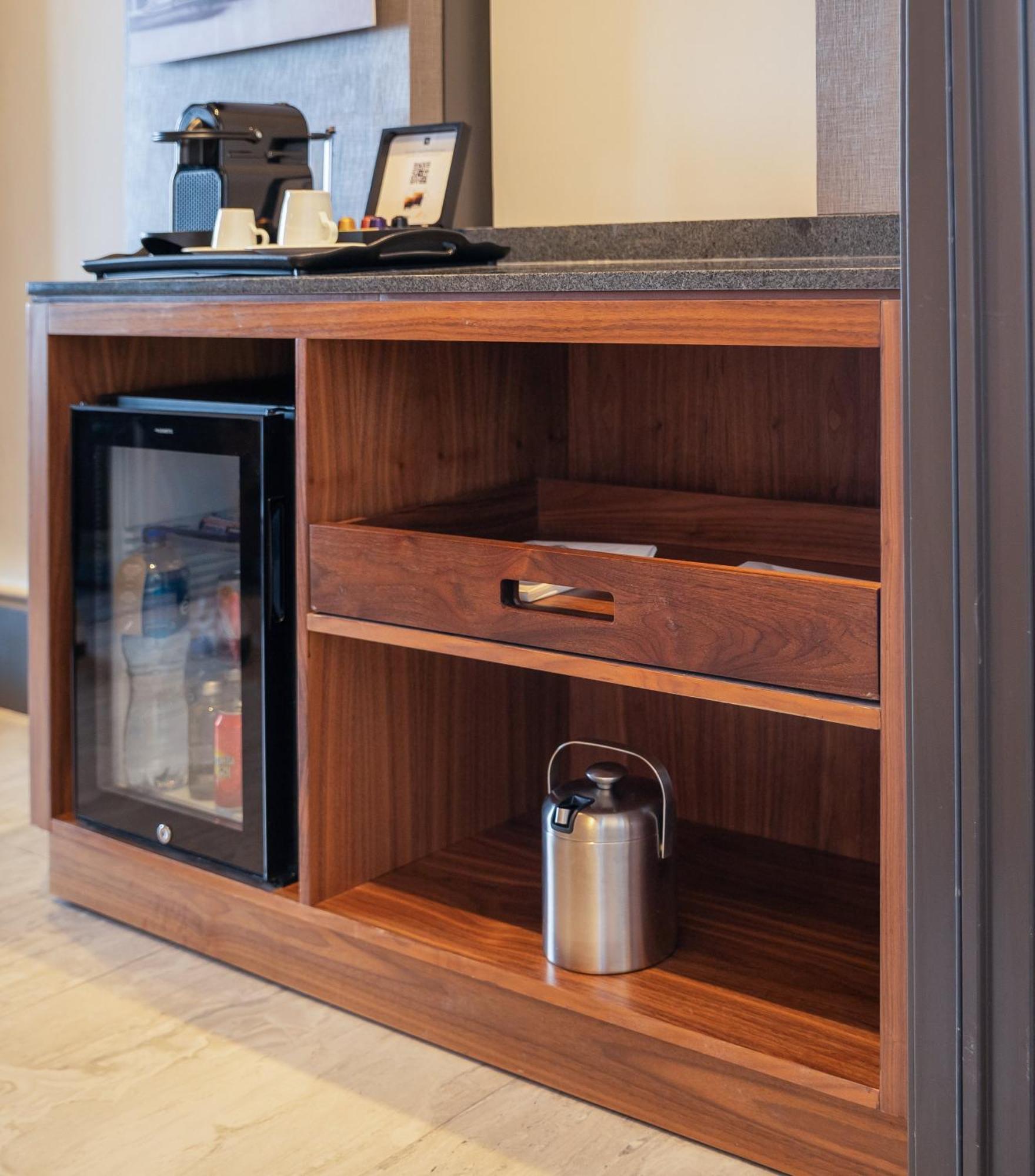 Fiesta Americana Viaducto Aeropuerto Mexico-stad Buitenkant foto A mini-bar in a hotel room